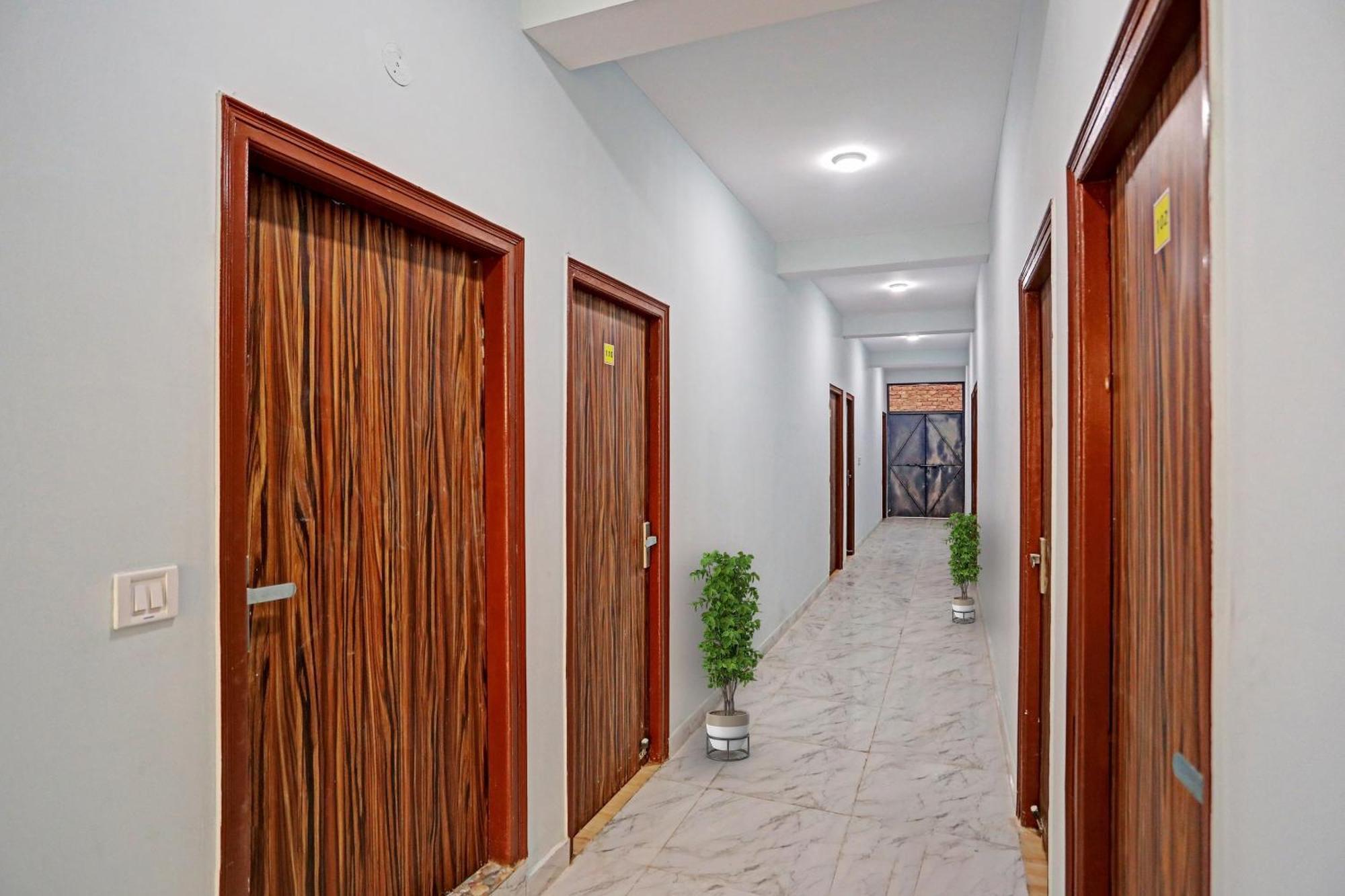 Hotel O Surya Gold Guest House Najafgarh 外观 照片